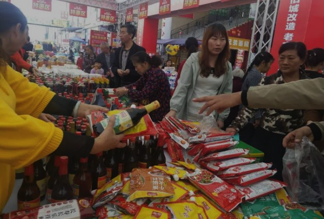 消费者11.11到西南商贸城购物